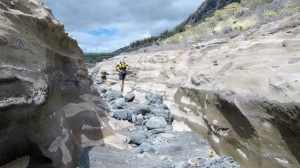 Ausgetrocknetes Flussbett auf den letzten Kilometern nach Los Llanos