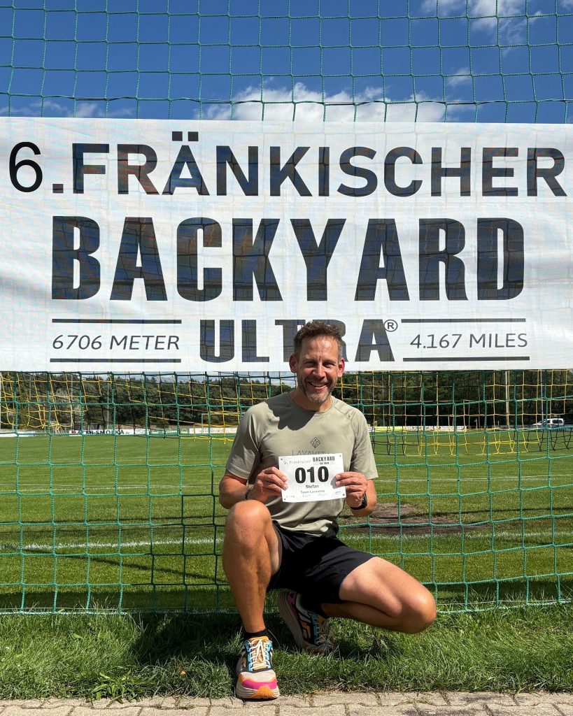 Stefan Miyagi von TrailAway mit Startnummer 010 beim 6. Fränkischen Backyard Ultra