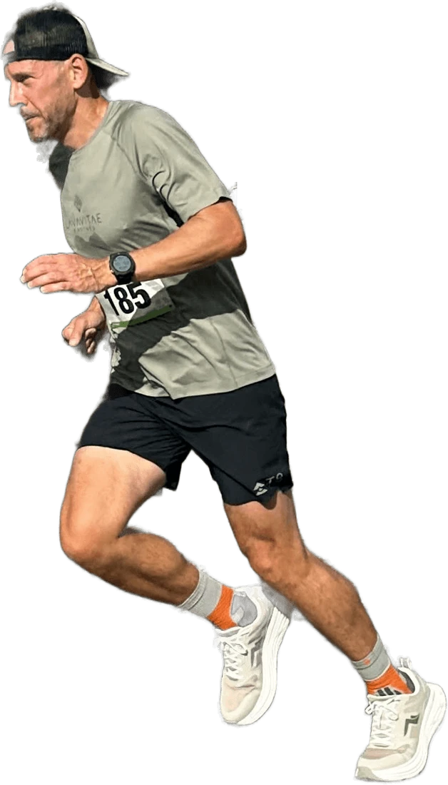 Ultraläufer Stefan Miyagi im LAVAVITAE-Shirt mit Startnummer beim Laufwettkampf