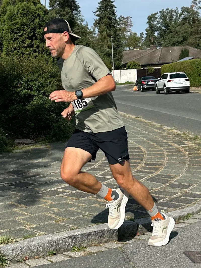 Stefan Miyagi läuft mit Startnummer 185 bei einem Laufwettkampf